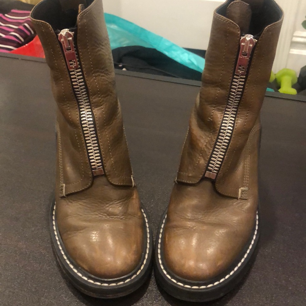 Moto boots with zipper